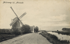 6820 Gezicht op de Rijksstraatweg en de Angstel te Abcoude (gemeente Abcoude-Baambrugge), uit het westen, met links de ...